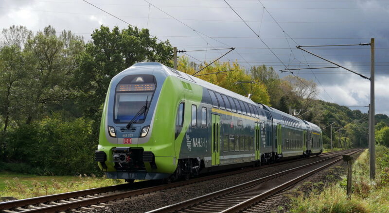 Bahnstrecke Lübeck – Travemünde:  Fahrgastverband PRO BAHN begrüßt Einsatz lokbespannter Garnituren  mit Doppelstock-Wagen