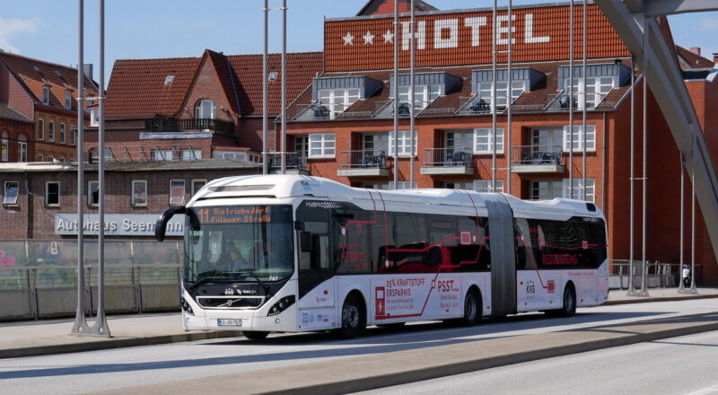 Ein weißer Bus der Kieler Verkehrsgesellschaft auf der Gablenzbrücke.